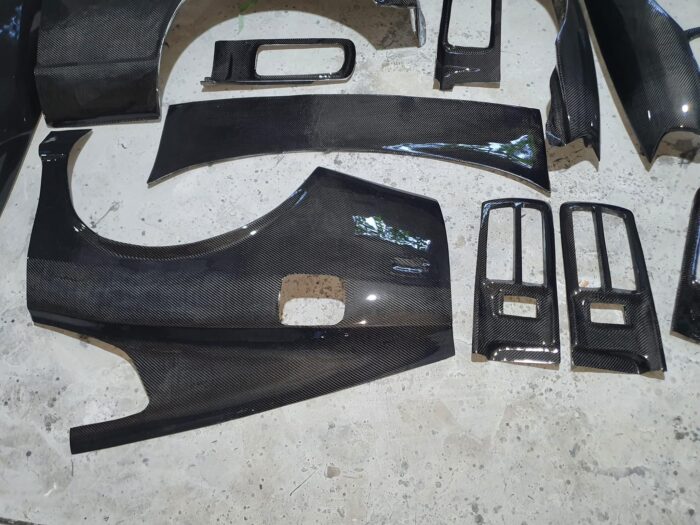 Datsun 240z 260z 280z front fenders oem style carbon fiber Datsun 240z 260z 280z s30 rear overfenders oem style carbon fiber Datsun 240z 260z 280z s30 doors oem styme carbon fiber